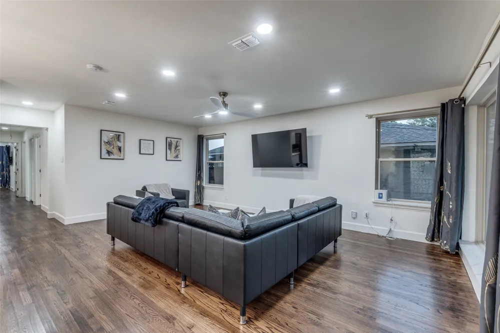 9026 Livenshire Drive Dallas, TX 75238