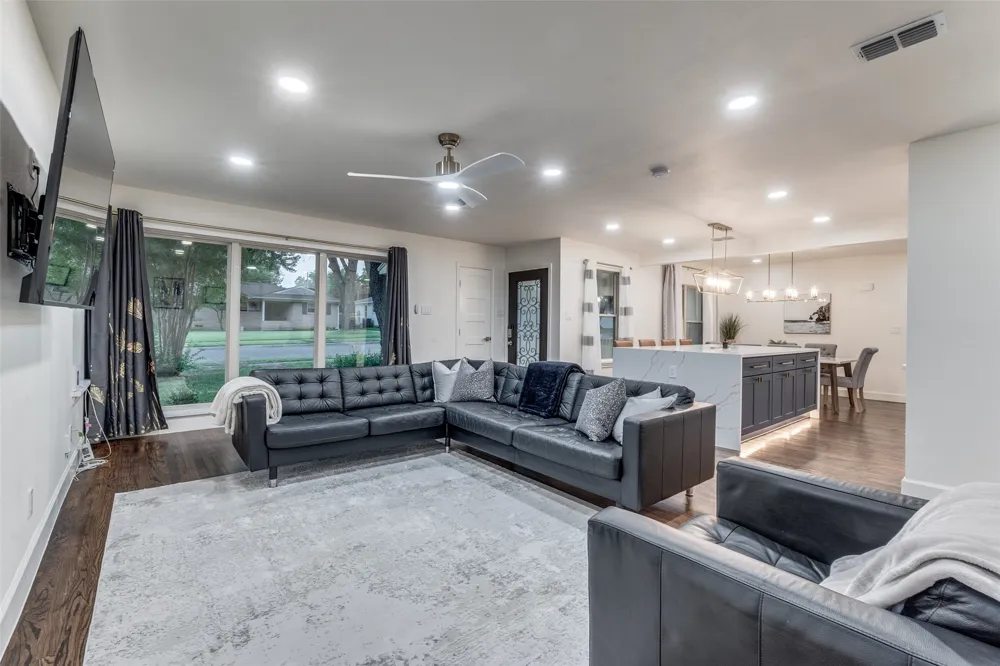 9026 Livenshire Drive Dallas, TX 75238