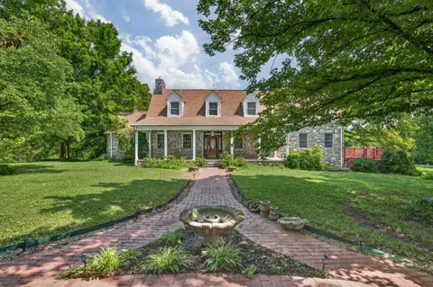 135 Clayton Ln
