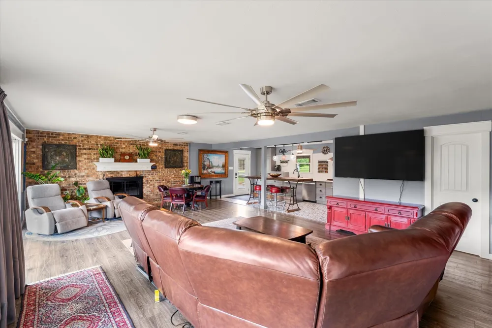 992 RS County Road 4325 Emory, TX 75440