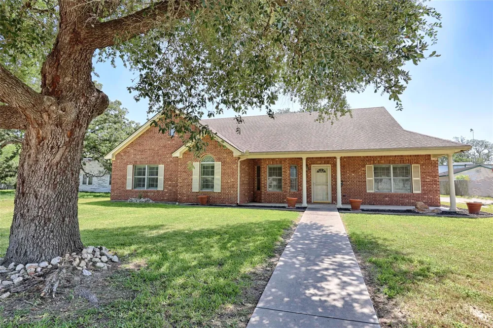 417 S Main Street Hallettsville, TX 77964