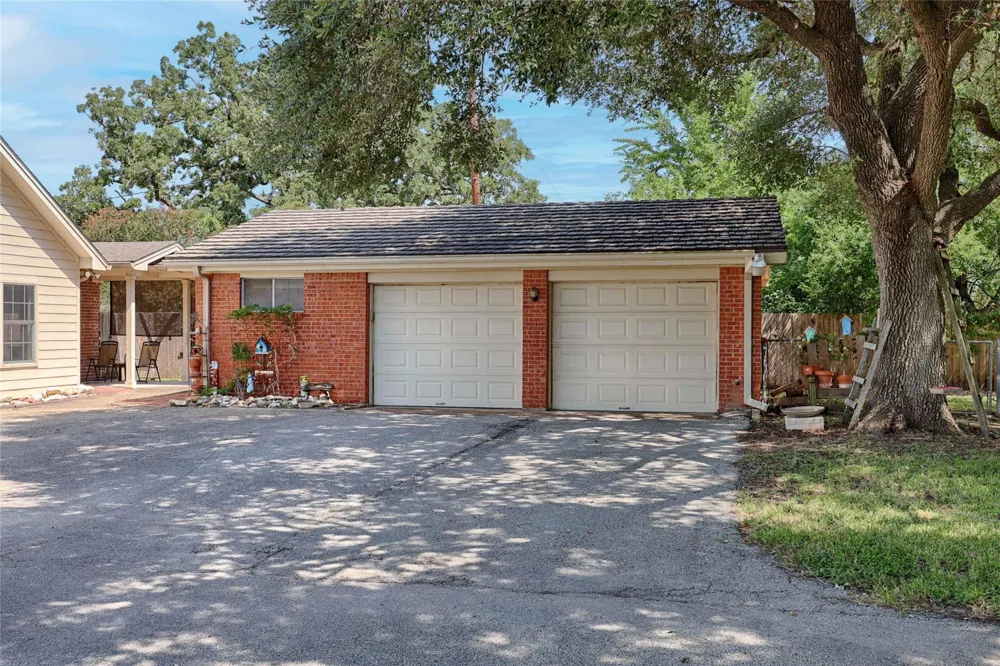 417 S Main Street Hallettsville, TX 77964