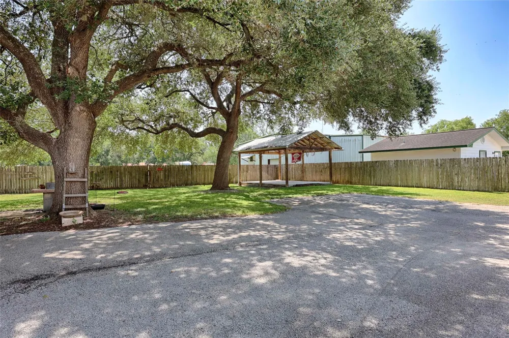 417 S Main Street Hallettsville, TX 77964