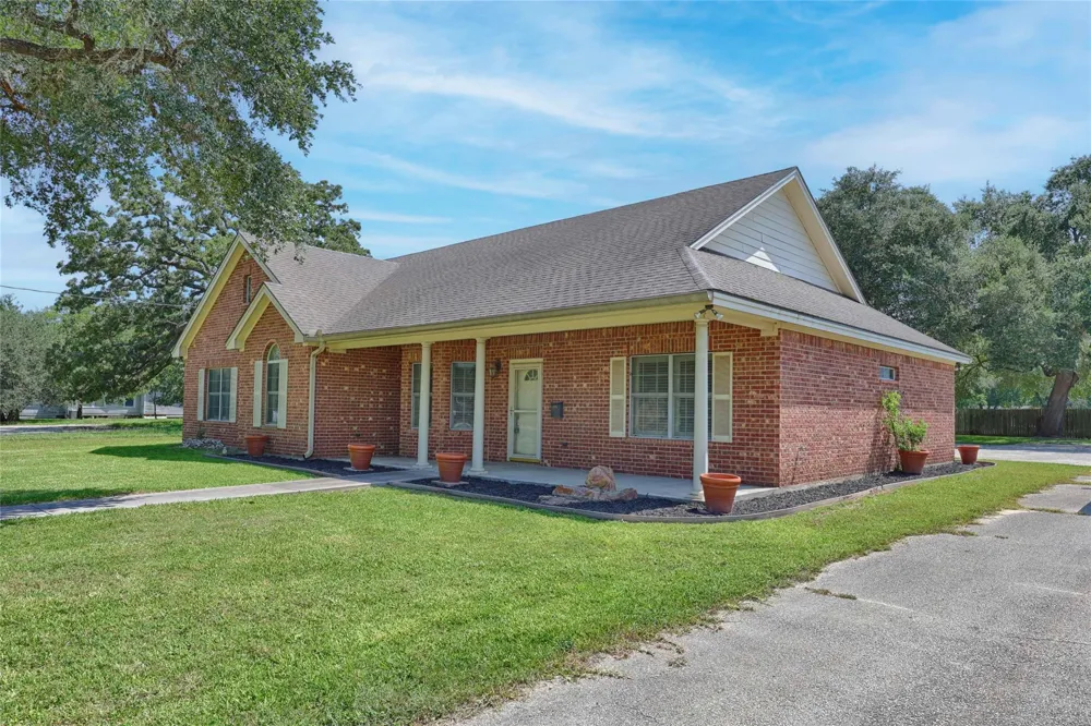 417 S Main Street Hallettsville, TX 77964
