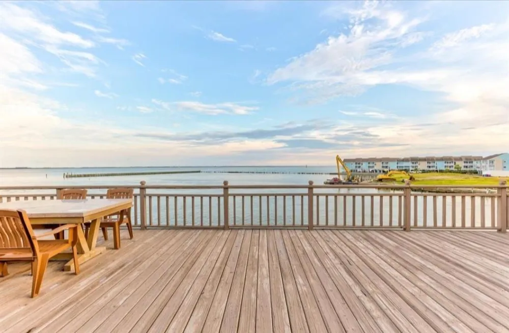 423 Hana Drive Tiki Island, TX 77554