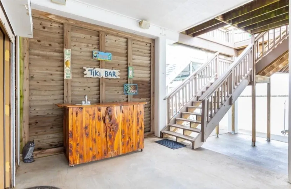 423 Hana Drive Tiki Island, TX 77554