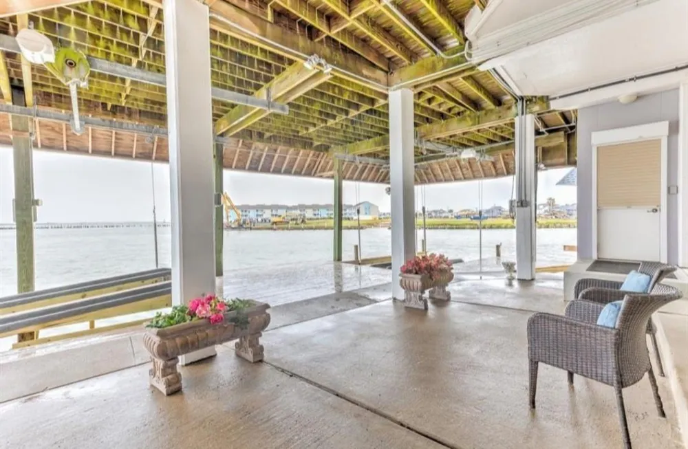 423 Hana Drive Tiki Island, TX 77554