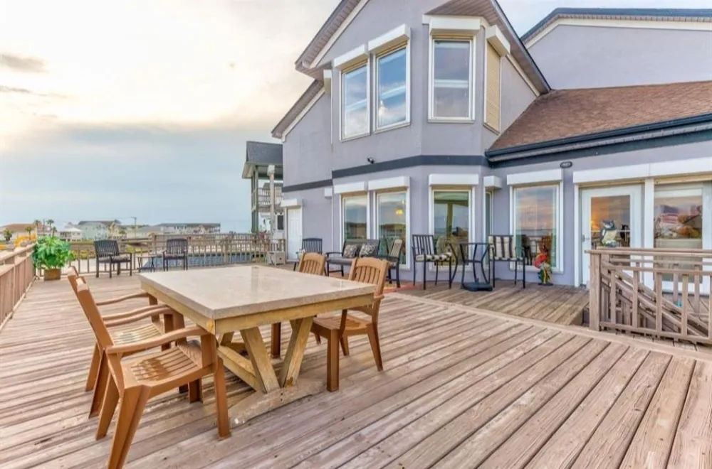 423 Hana Drive Tiki Island, TX 77554