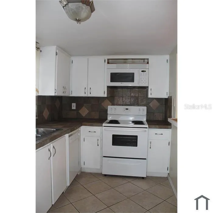8605 CHAMPLAIN COURT #84 Tampa, FL 33614