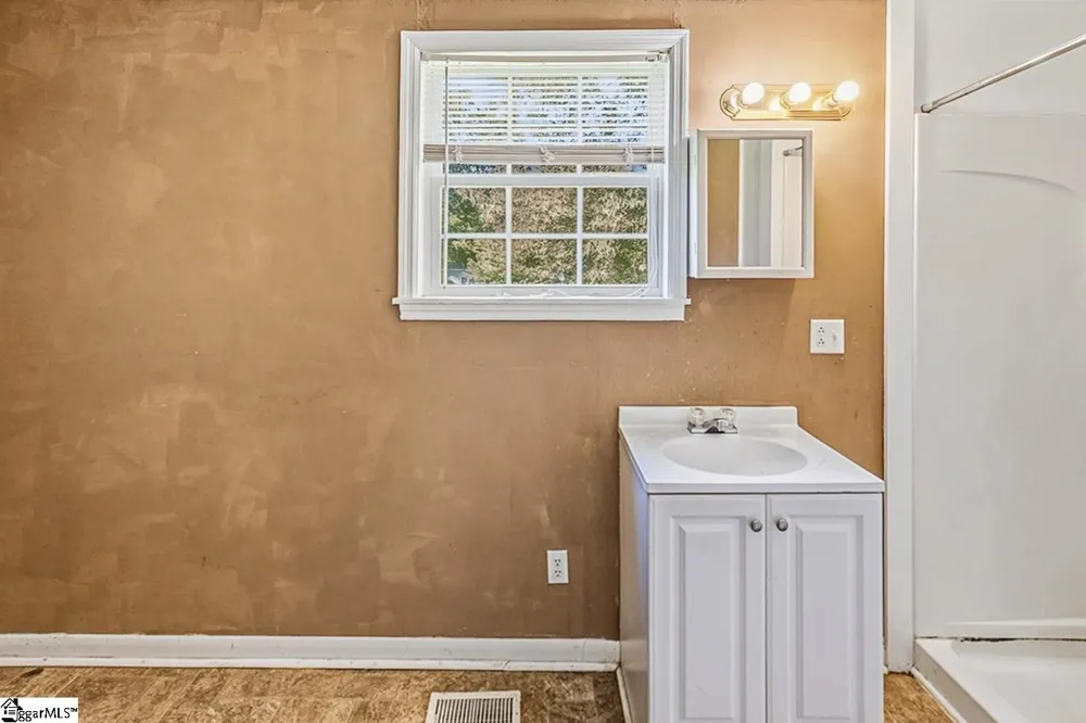 310 Hawkins Street Wellford, SC 29385