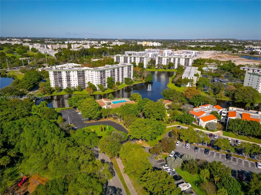 2302 S Cypress Bend Dr #306 Pompano Beach, FL 33069