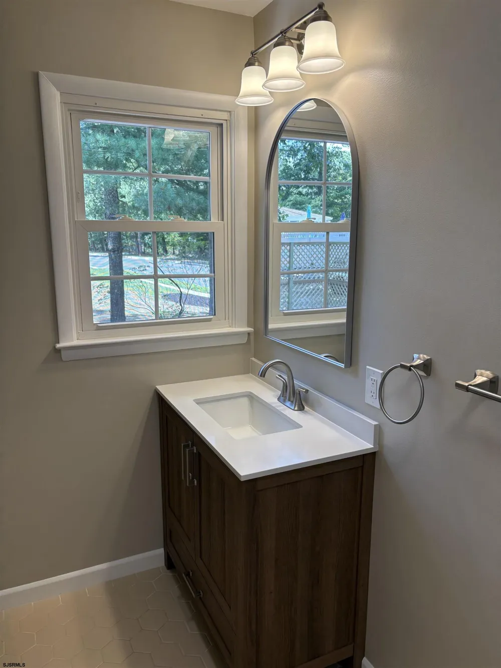 1111 Shelburne Ave Absecon, NJ 08201