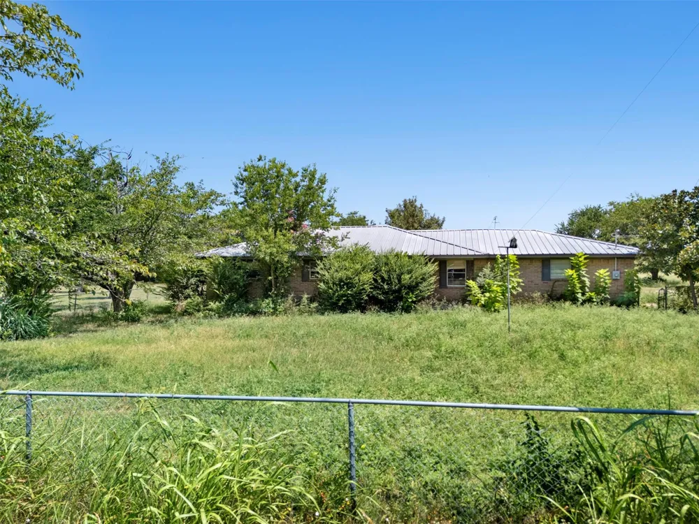 704 E Grand Street Whitewright, TX 75491