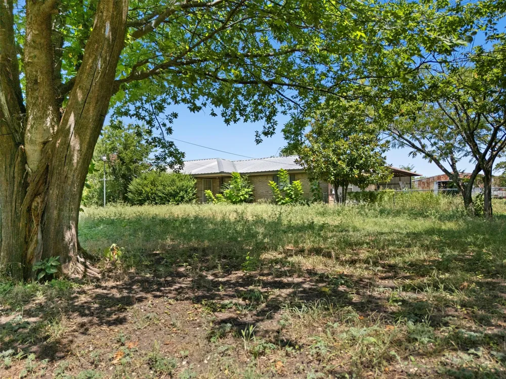 704 E Grand Street Whitewright, TX 75491