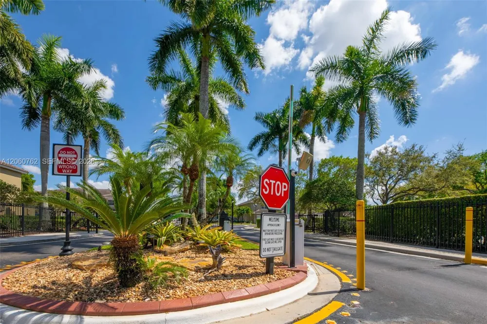 728 SW 122nd Ave Pembroke Pines, FL 33025