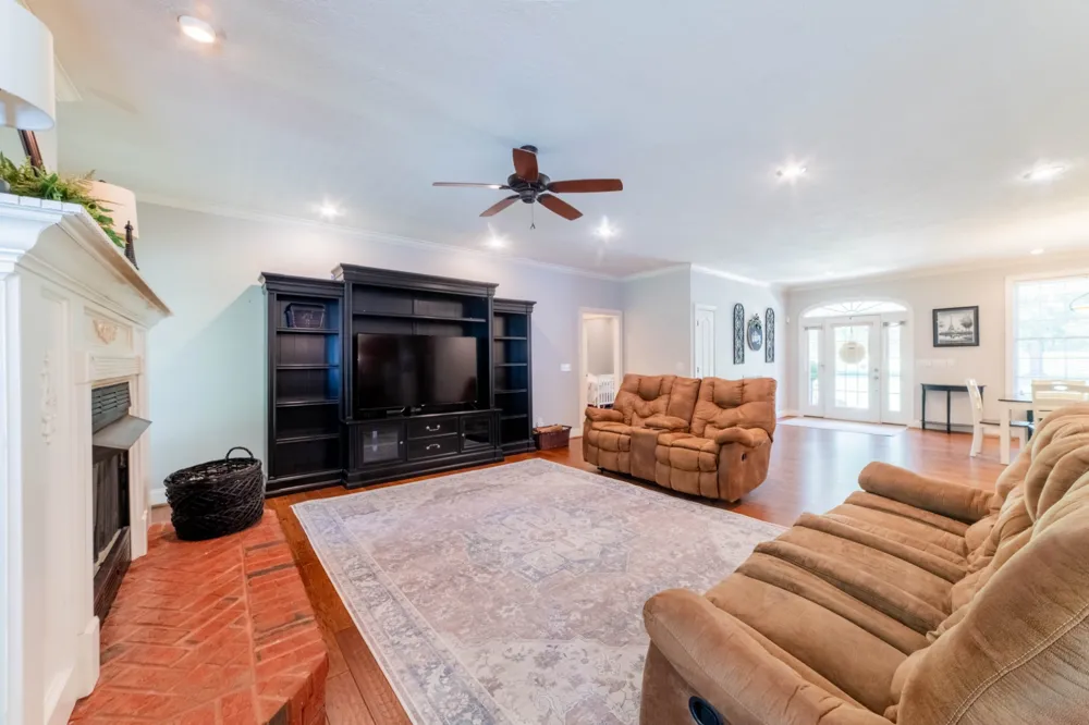 390 Carmen Dr Paris, TN 38242