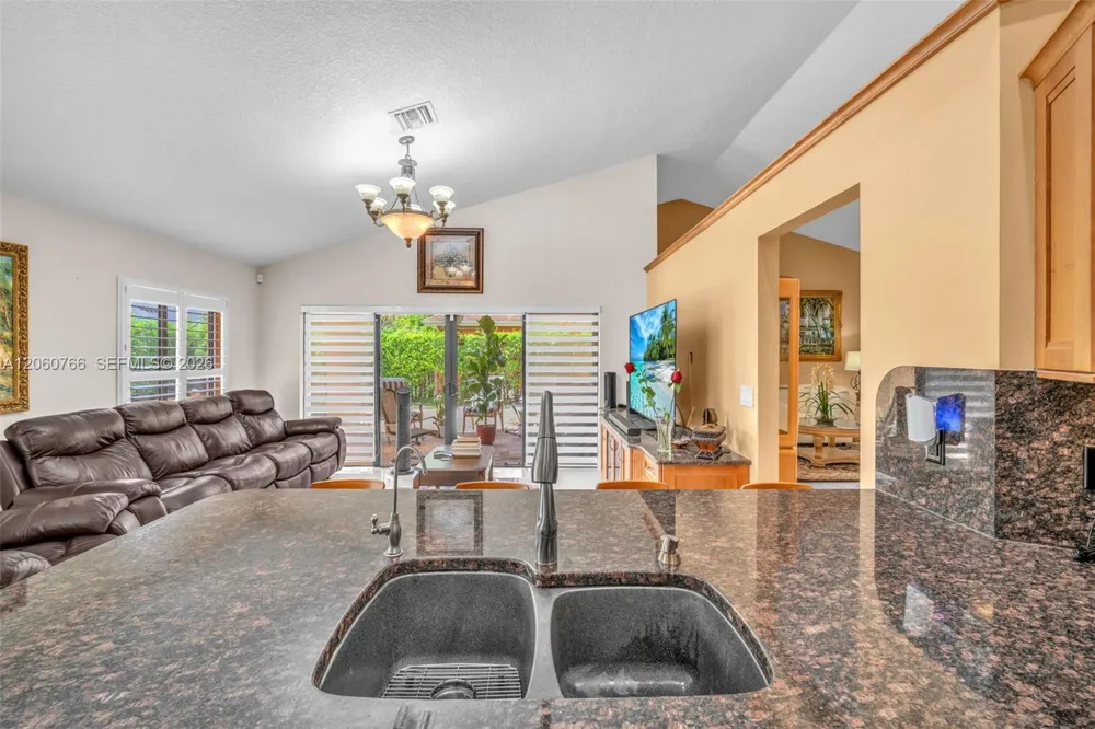 5143 NW 42nd Ter Coconut Creek, FL 33073