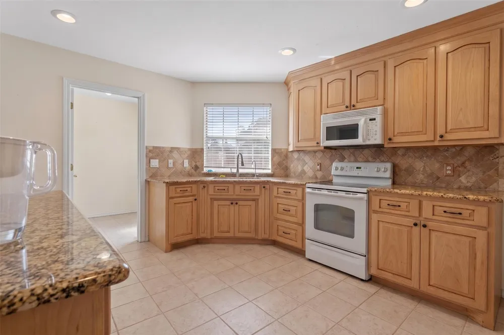 213 Diamond Oaks Drive Hudson Oaks, TX 76087