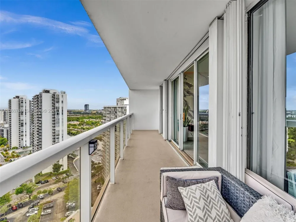 3731 Country Club Dr #PH-24 Aventura, FL 33180