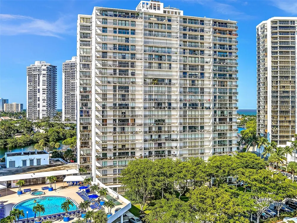 3731 Country Club Dr #PH-24 Aventura, FL 33180