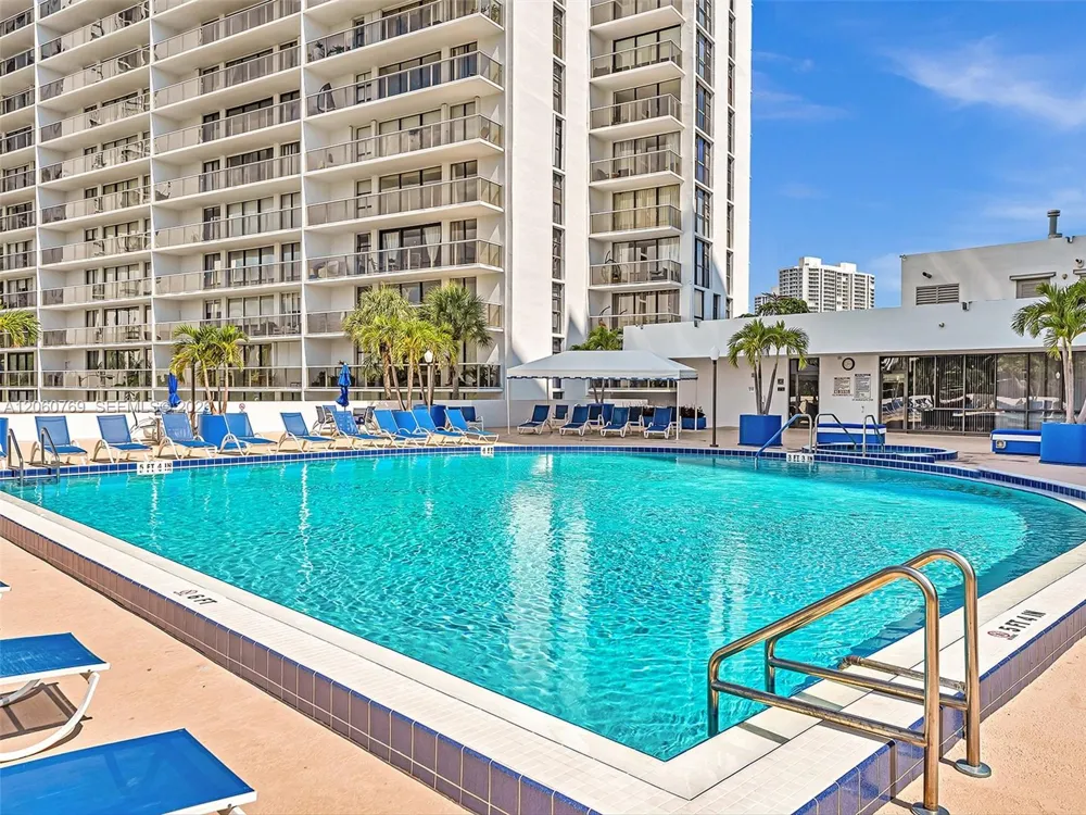 3731 Country Club Dr #PH-24 Aventura, FL 33180