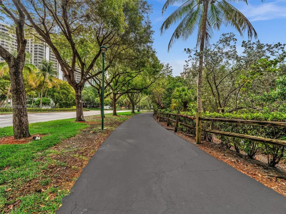 3731 Country Club Dr #PH-24 Aventura, FL 33180