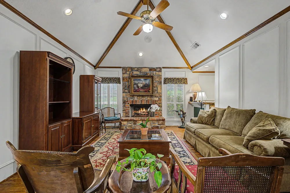 5831 London Lane Dallas, TX 75252