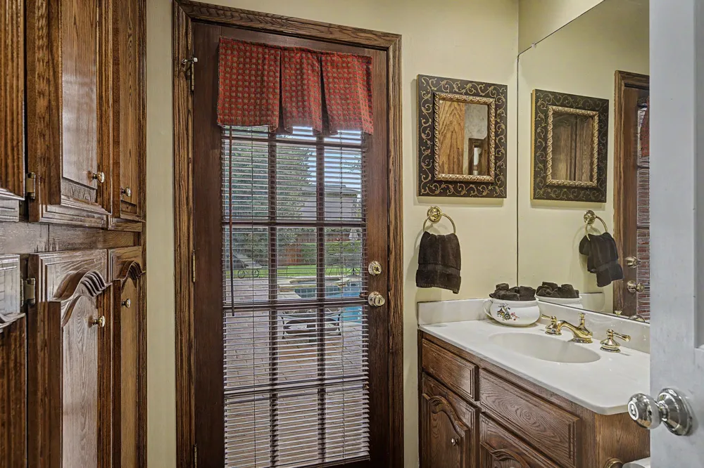 5831 London Lane Dallas, TX 75252