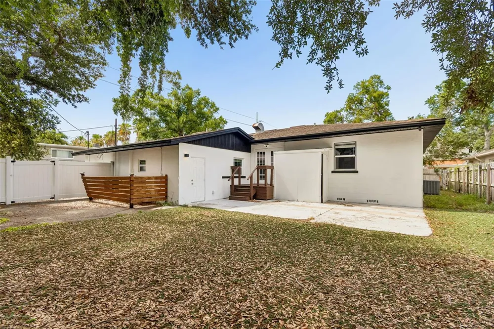 3901 W PLATT STREET Tampa, FL 33609