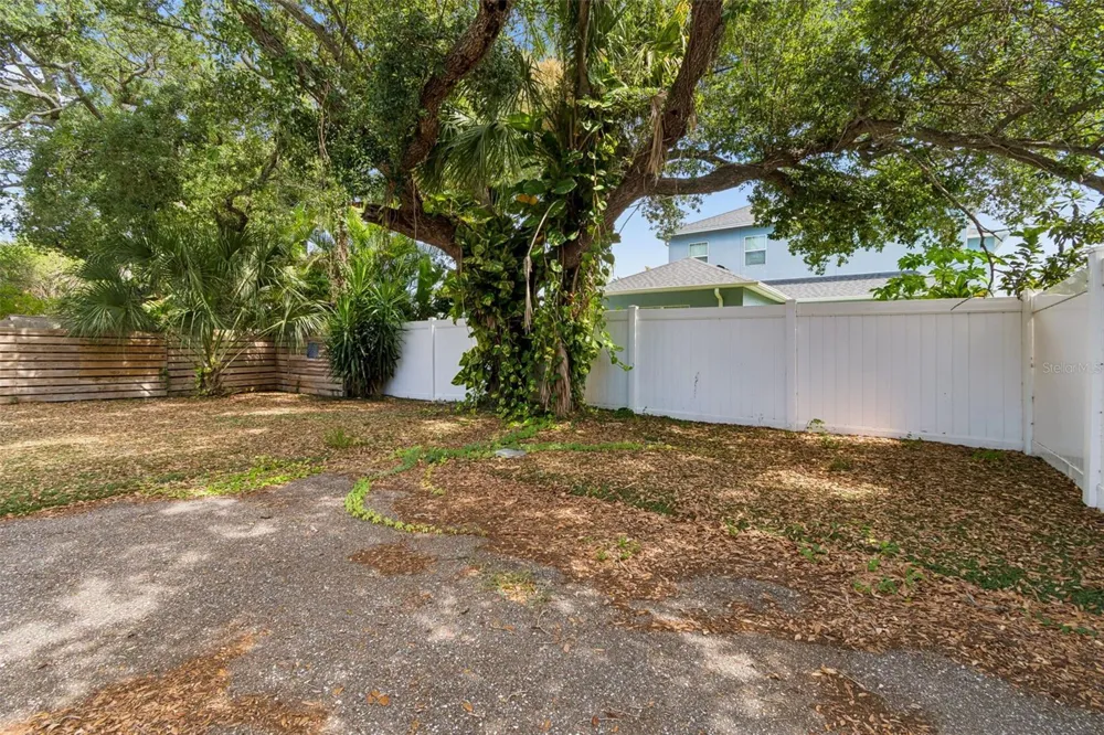3901 W PLATT STREET Tampa, FL 33609