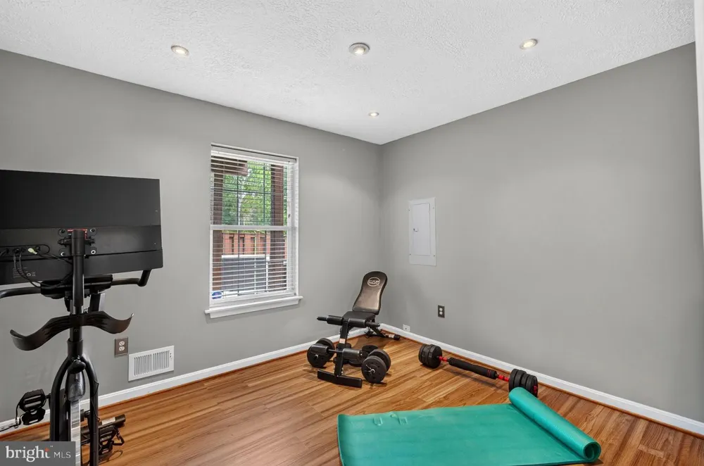 5201 BALLYCASTLE CIRCLE Alexandria, VA 22315
