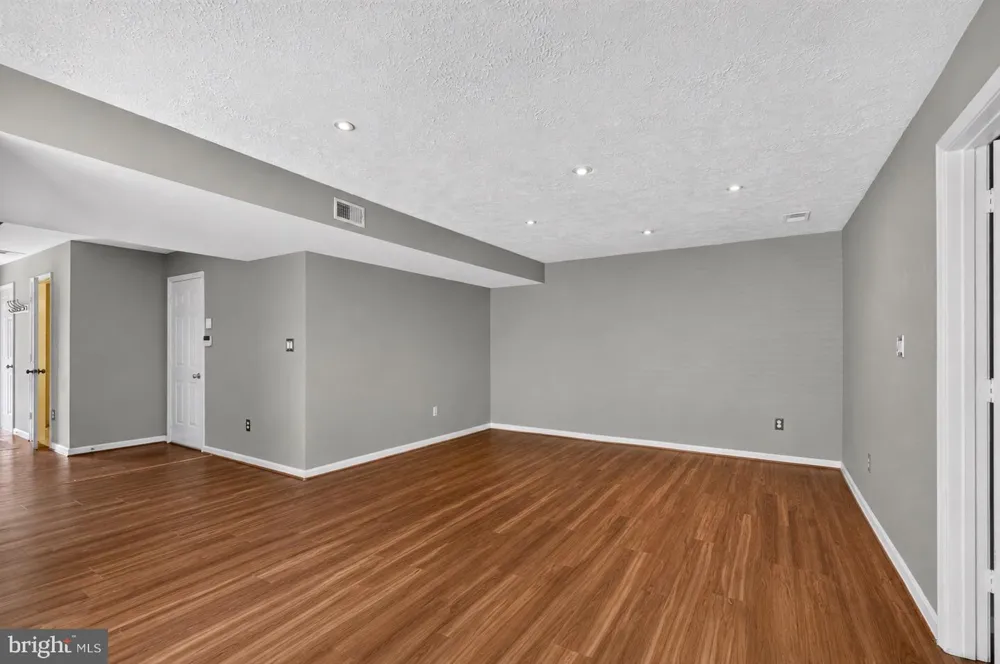 5201 BALLYCASTLE CIRCLE Alexandria, VA 22315