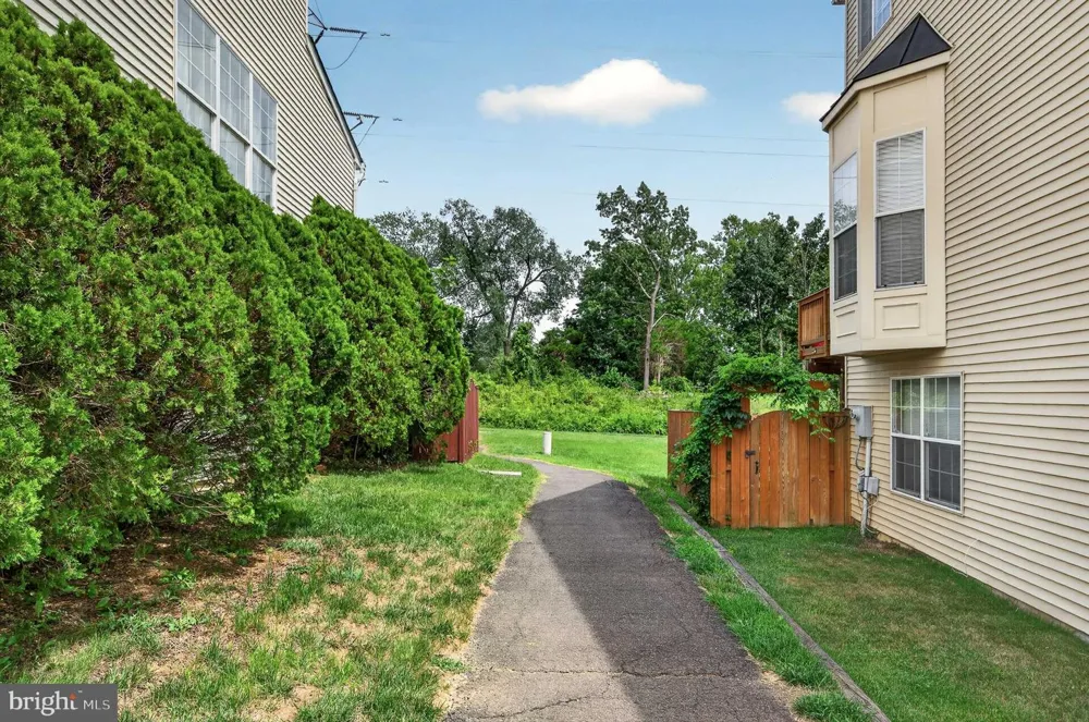 5201 BALLYCASTLE CIRCLE Alexandria, VA 22315