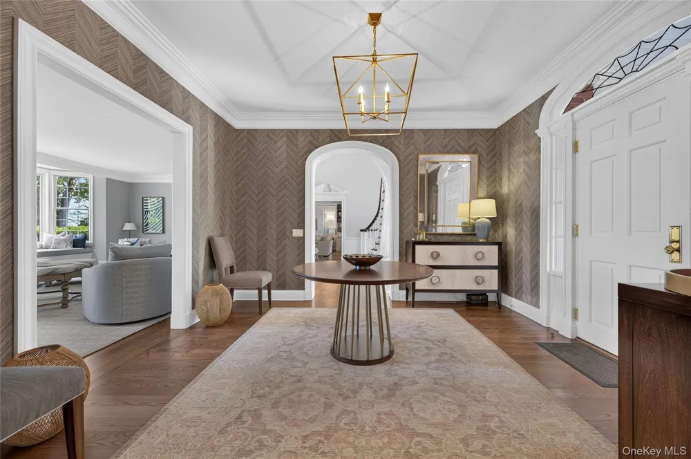 2 Lands End Road Locust Valley, NY 11560