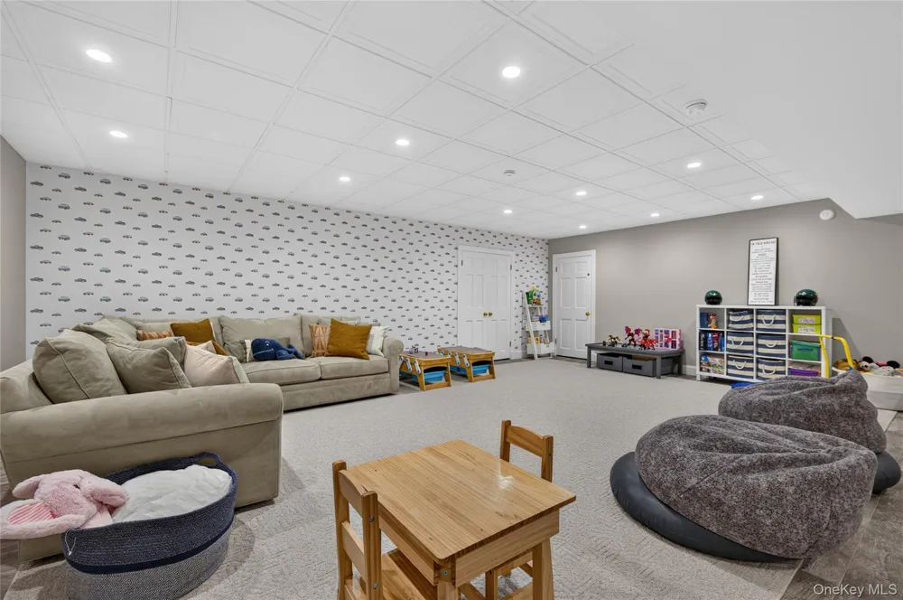 2 Lands End Road Locust Valley, NY 11560