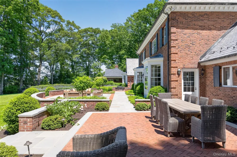 2 Lands End Road Locust Valley, NY 11560