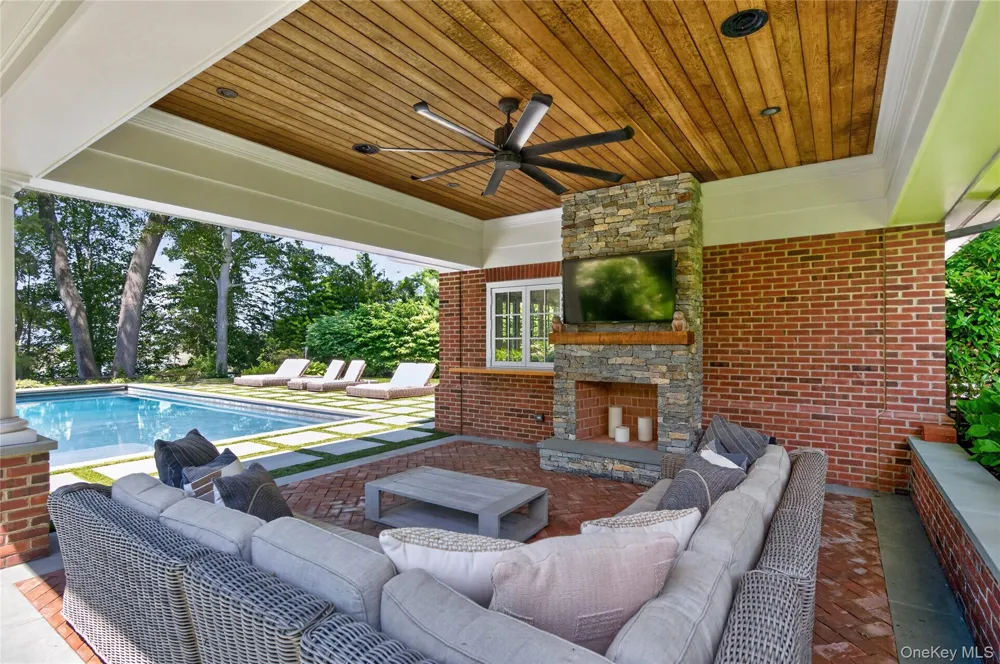 2 Lands End Road Locust Valley, NY 11560
