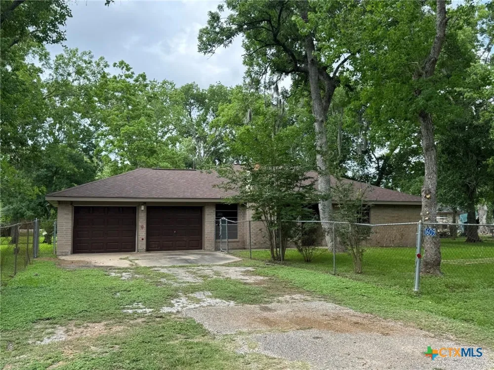 1609 Forrest Drive Wharton, TX 77488