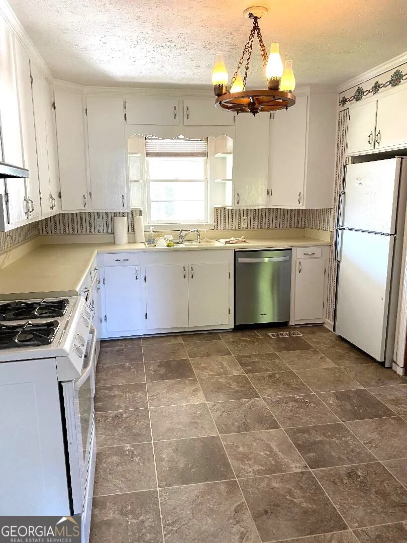 555 Jordan LN Swainsboro, GA 30401