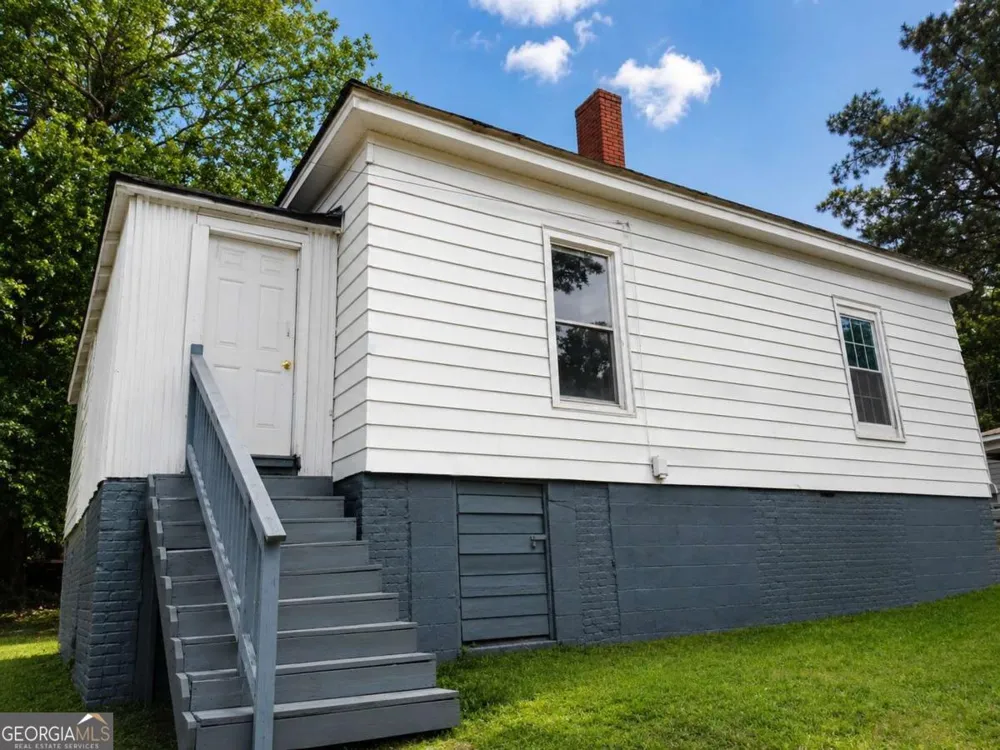8 Spruce ST Porterdale, GA 30014