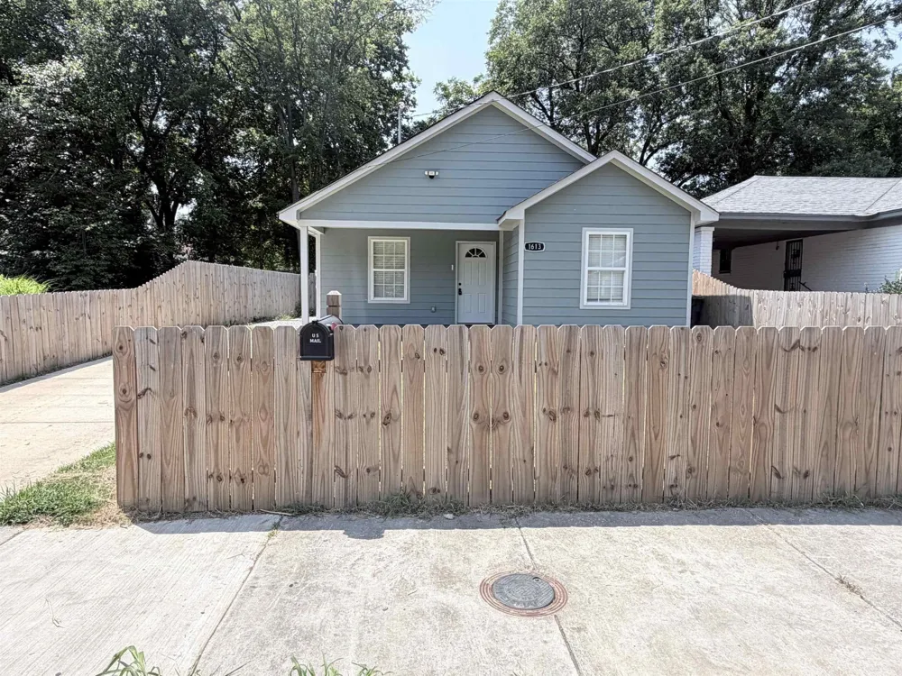 1613 LOCUST ST Memphis, TN 38108
