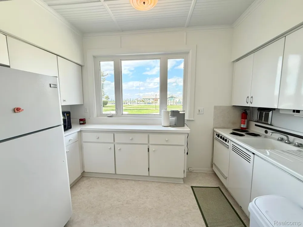 9963 S Channel Dr Clay Township, MI 48028