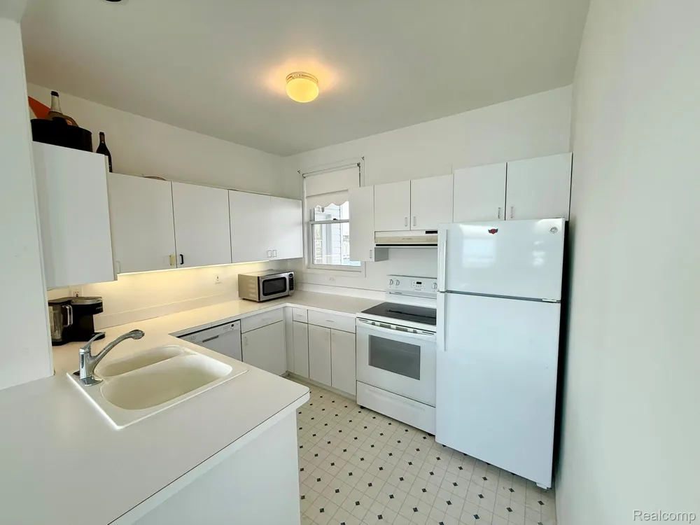 9963 S Channel Dr Clay Township, MI 48028