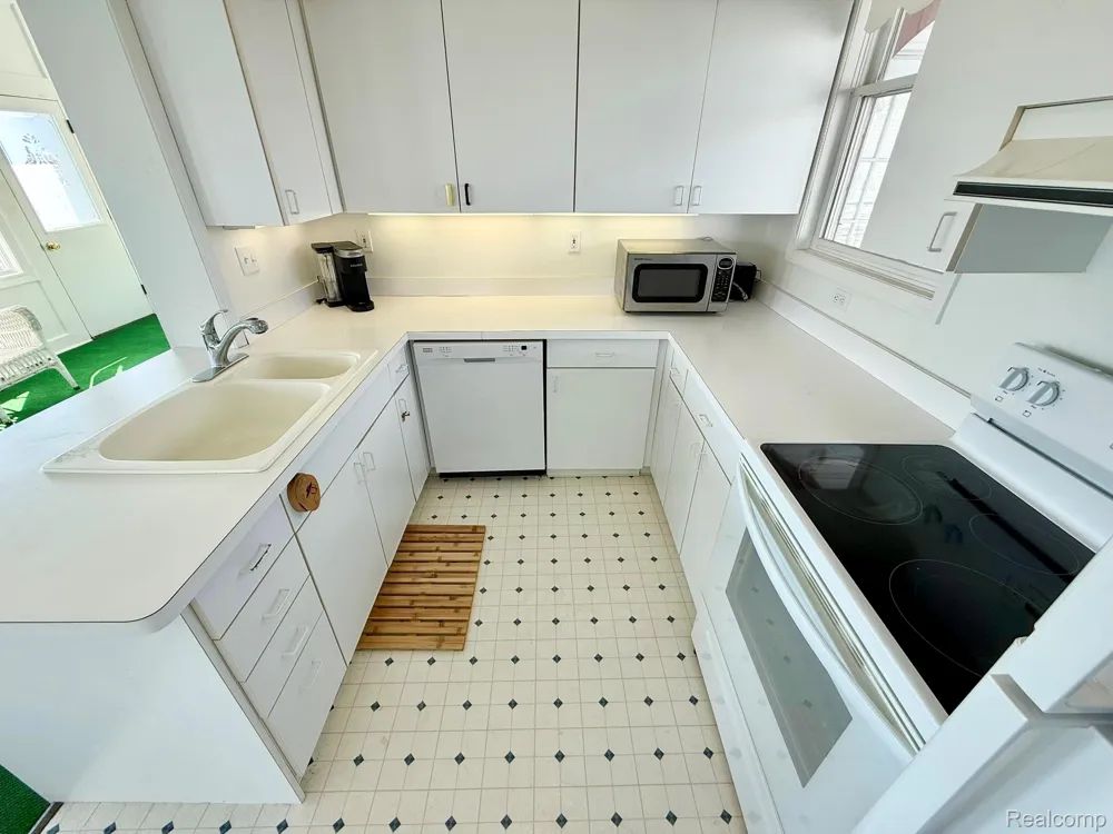 9963 S Channel Dr Clay Township, MI 48028