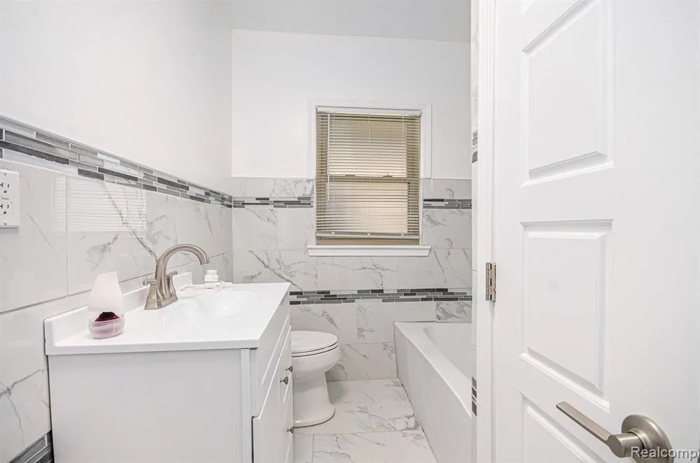 890 E Grand Boulevard Wayne City, MI 48207