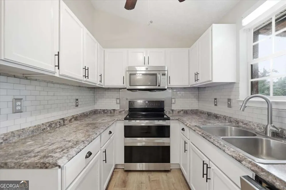27 Oak Grove LN Adairsville, GA 30103