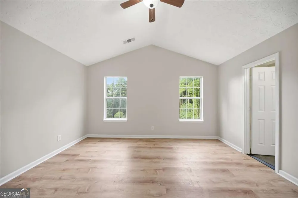 27 Oak Grove LN Adairsville, GA 30103