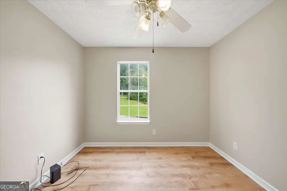 27 Oak Grove LN Adairsville, GA 30103