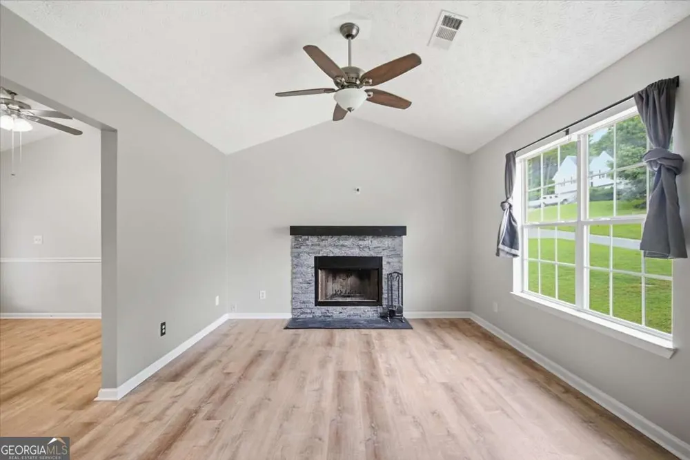 27 Oak Grove LN Adairsville, GA 30103
