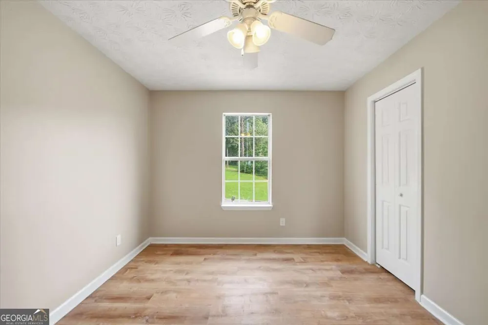 27 Oak Grove LN Adairsville, GA 30103